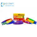 Suministre pulseras de silicona personalizadas de goma rellenas de color de regalos promocionales para fiestas o eventos baratos
